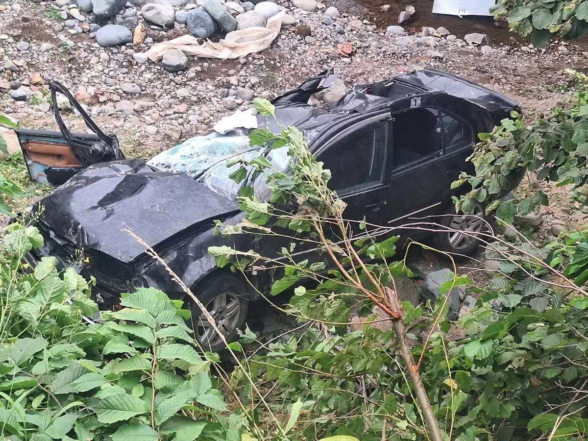 Rizede trafik kazasında 1 kişi hayatını kaybetti, 8 kişi yaralandı.