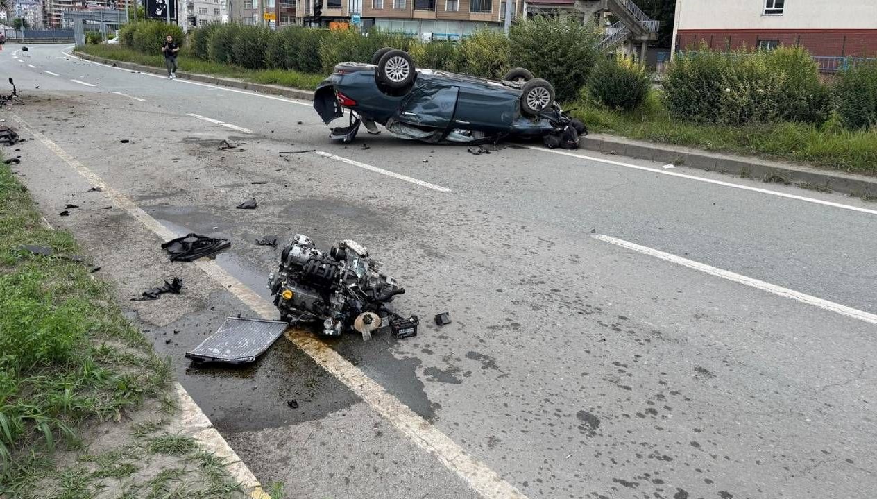 Artvin'de üç kişinin hayatını kaybettiği feci kaza meydana geldi.