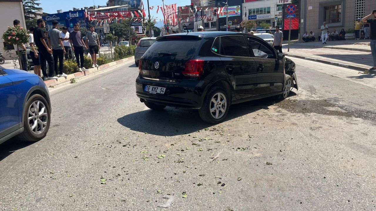 İnegöl, Bursa'da Meydana Gelen Trafik Kazasında 4 Kişi Yaralandı.