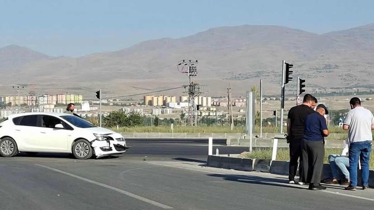 Niğde'de Gümüşler Kavşağı'nda trafik kazası oldu.