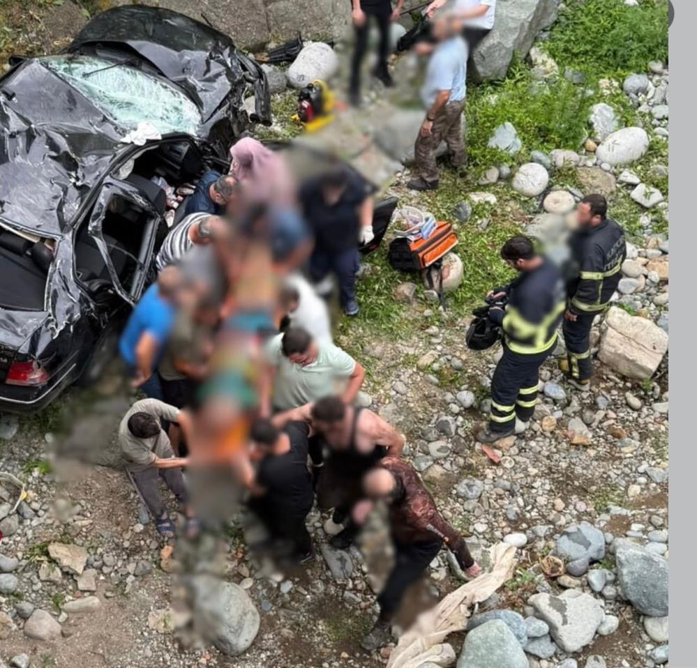 Rize'de ciddi kaza meydana geldi, ölü ve yaralılar bulunuyor.