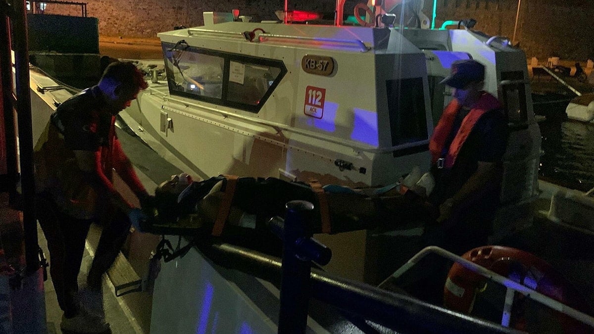 Sahil Güvenlik ekibi, trafik kazasında yaralanan kadına yardım etti.