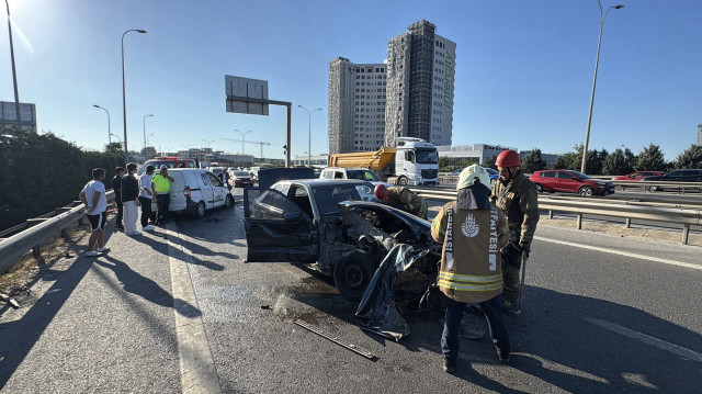 Sultanbeyli'de trafik kazasında dört kişi yaralandı.