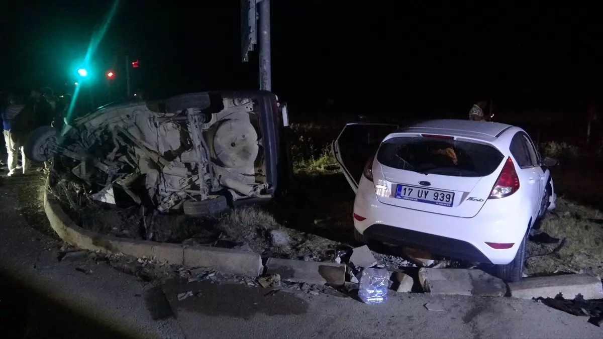 Çanakkale'de Trafik Kazası: 3 Kişi Yaralandı.