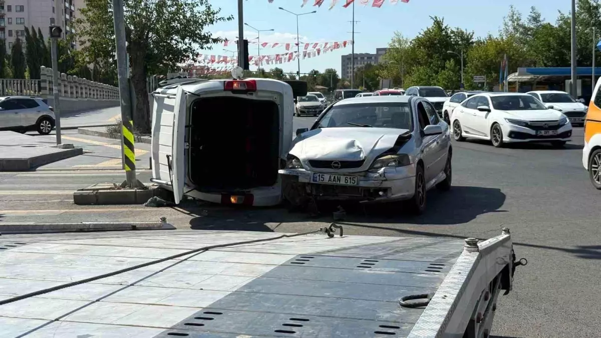 Diyarbakır'da Kaza: İki Sürücüde Hafif Yaralanma