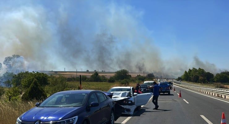 Edirne'de anız yangını nedeniyle D-100 karayolunda beş araç çarpıştı.