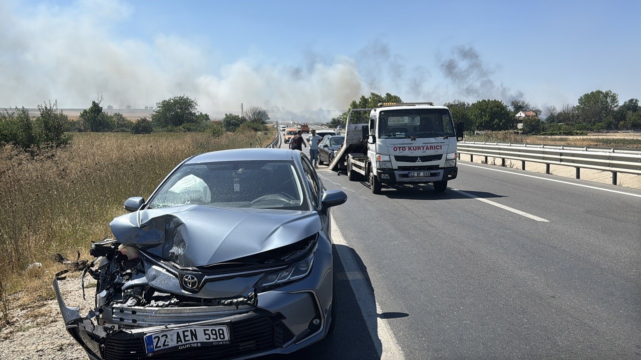 Edirne'de anız yangını nedeniyle yol kapanarak zincirleme kaza yaşandı.