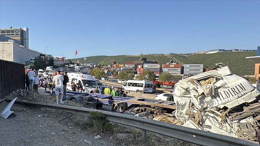 Kocaeli'de ardışık trafik kazasında 5 kişi hayatını kaybetti, 1 kişi ise yaralandı.