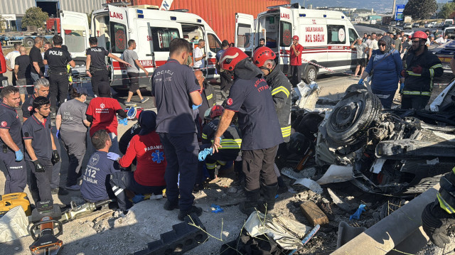 Kocaeli'de ardışık trafik kazasında beş kişi öldü.