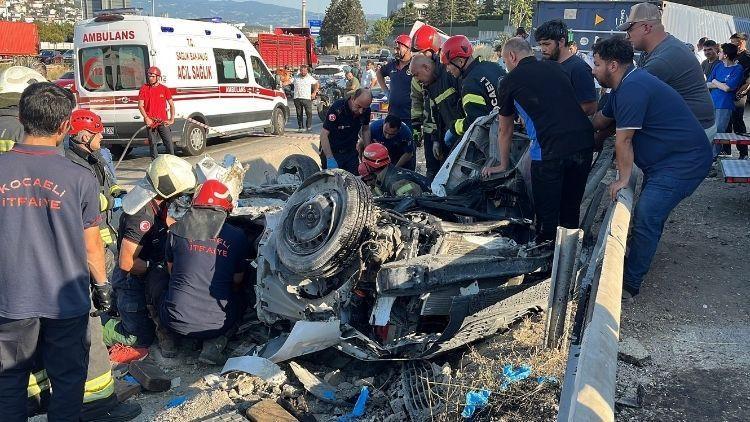 Kocaeli'de korkunç kaza: 2 araç ve TIR çarpıştı, 5 kişi hayatını kaybetti, 1 kişi de yaralandı.