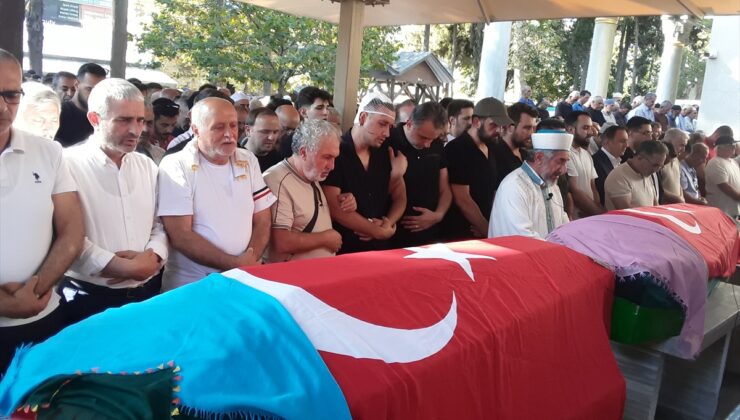 Konya’daki kaza sonucu ölen bir bebek ve 3 kişi Kocaeli’de toprağa verildi.