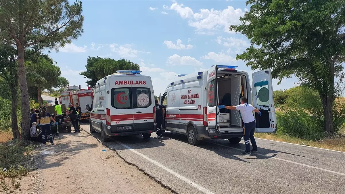 Demirci'de Kaza Sonucu 1 Kişi Hayatını Kaybetti, 4 Kişi Yaralandı.