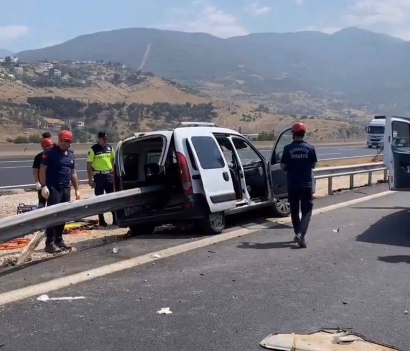 Hafif ticari araç bariyerlere çarpıp durdu, 2 kişi yaşamını yitirdi – Güncel Haberler
