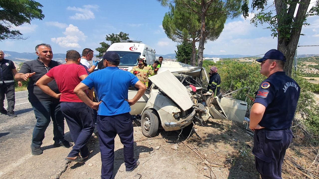 Manisa'da trafik kazası sonucu 1 kişi hayatını kaybetti, 4 kişi ise yaralandı.