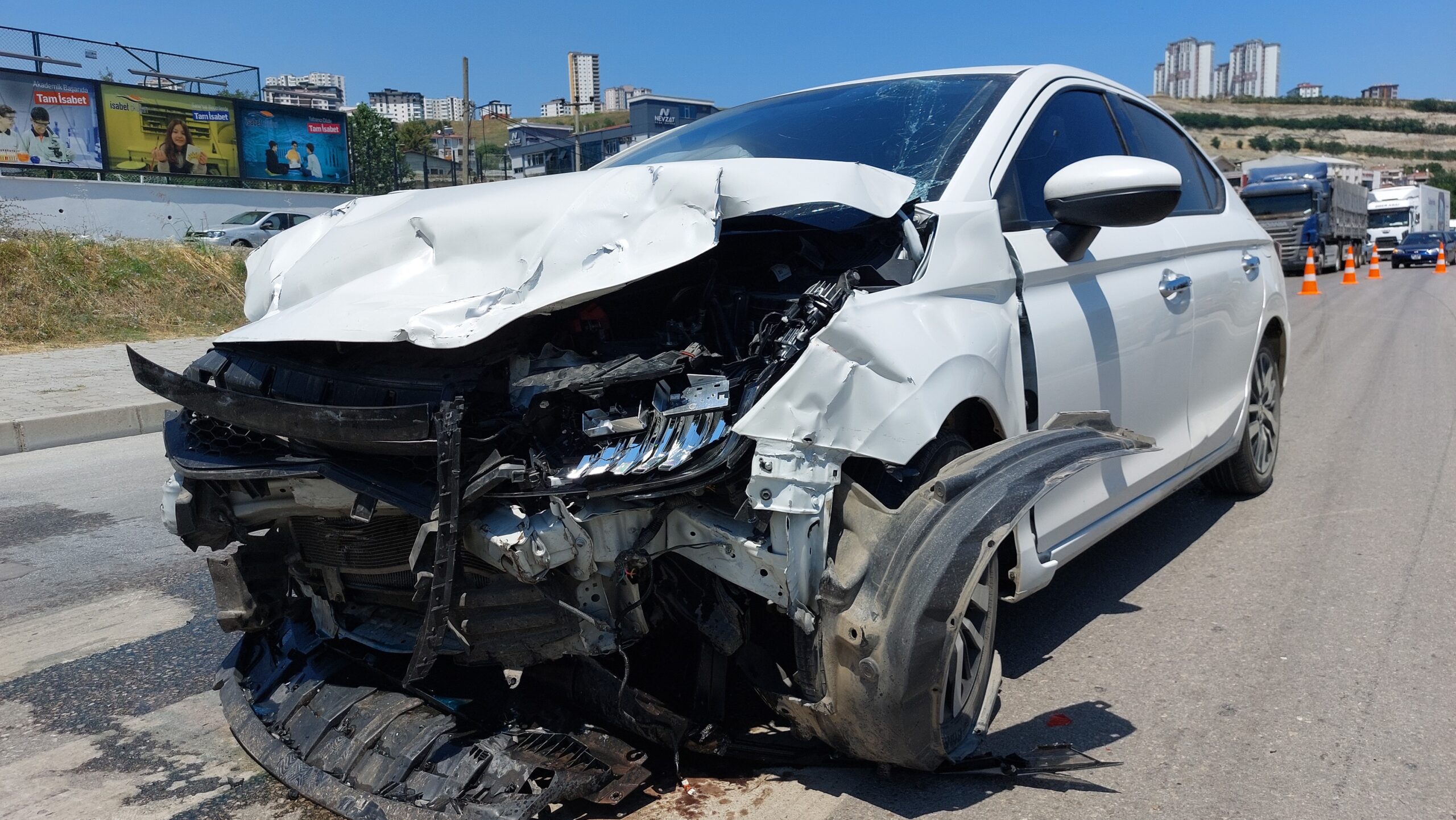 Polis aracı kaza yaptı: 2 polis ve 1 üsteğmen yaralı – Canlı Haber Güncellemesi