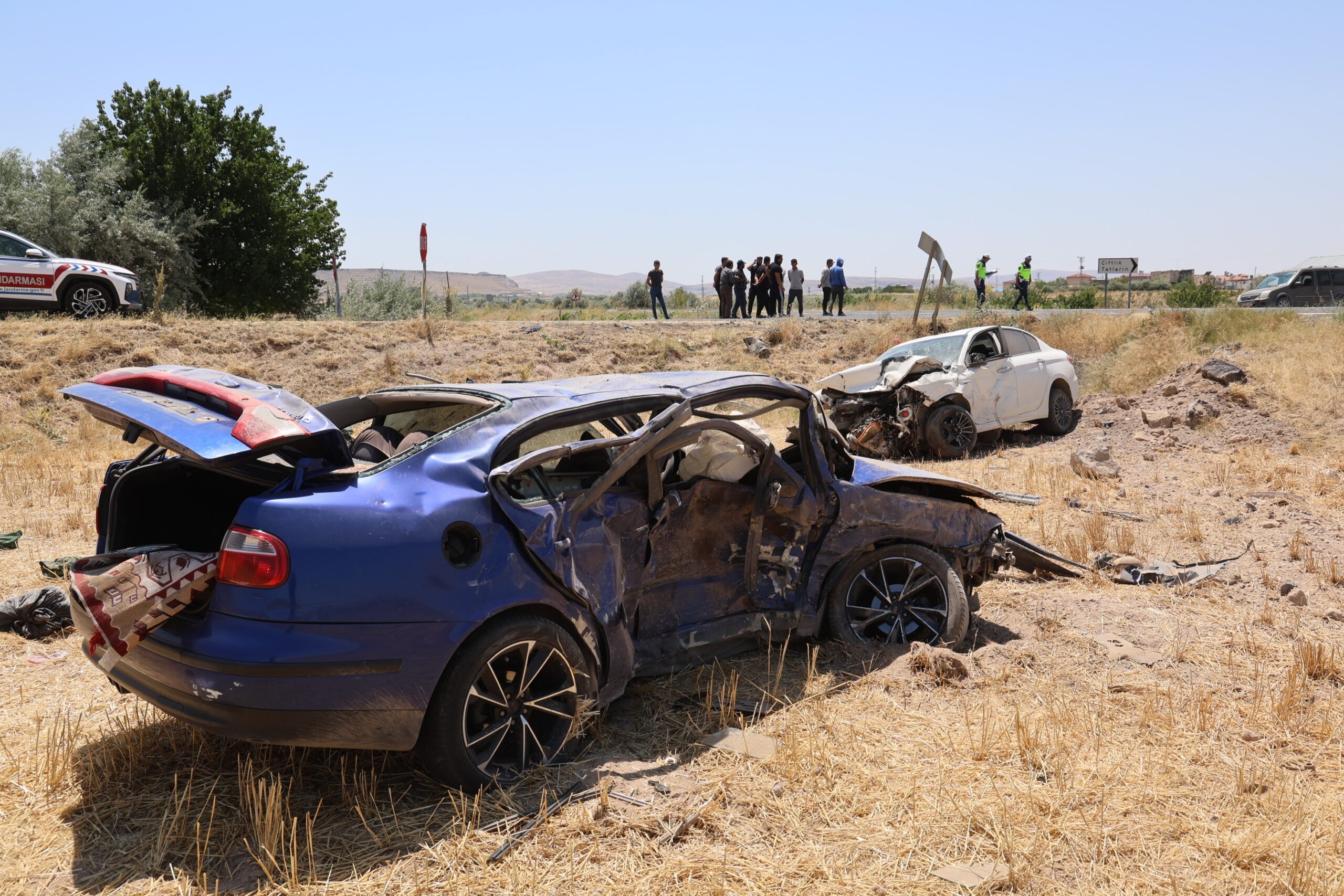 Trafik kazası sonucu araçlar tarlaya savruldu: 1 can kaybı, 1 ağır yaralı - Güncel Haberler