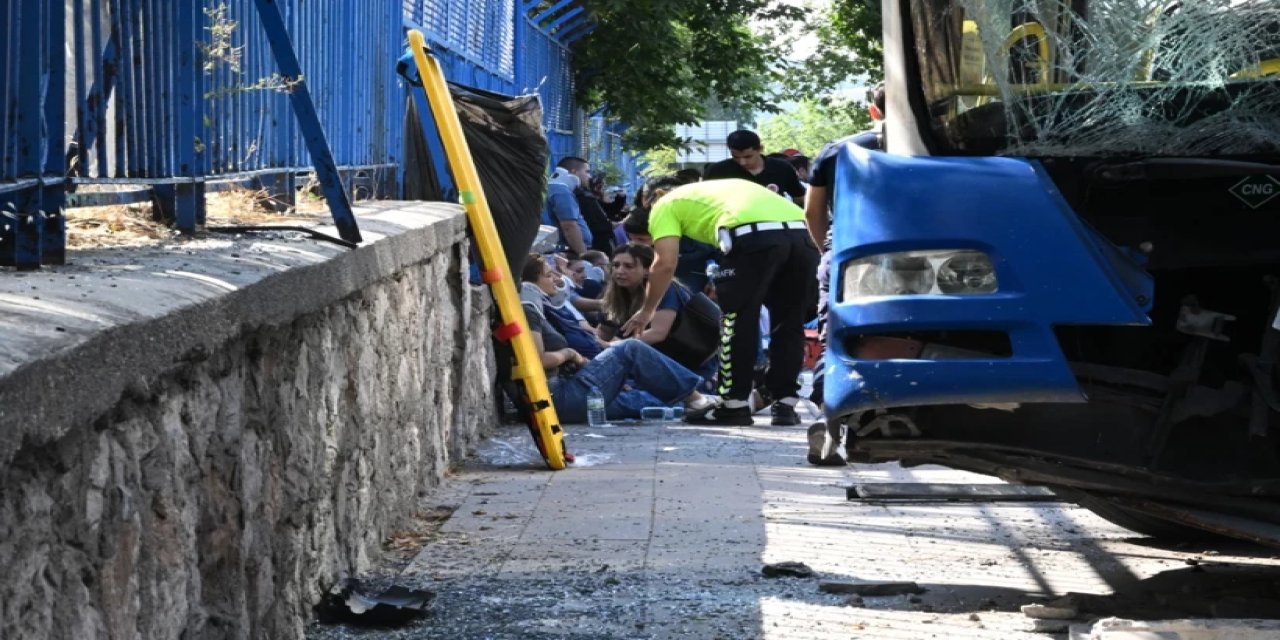 Ankara'da belediye otobüsü kaza yaptı: 26 kişi yaralandı.