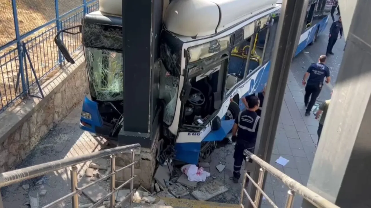 EGO otobüsü, yayaların kullandığı köprülere çarptı, 20 kişi yaralandı!