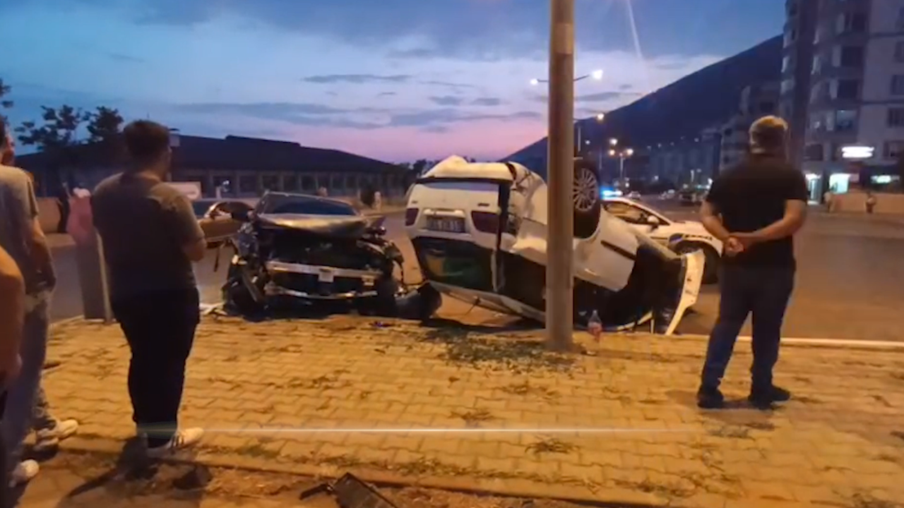 Kahramanmaraş'ta kavşak kazasında 2 kişi yaralandı.
