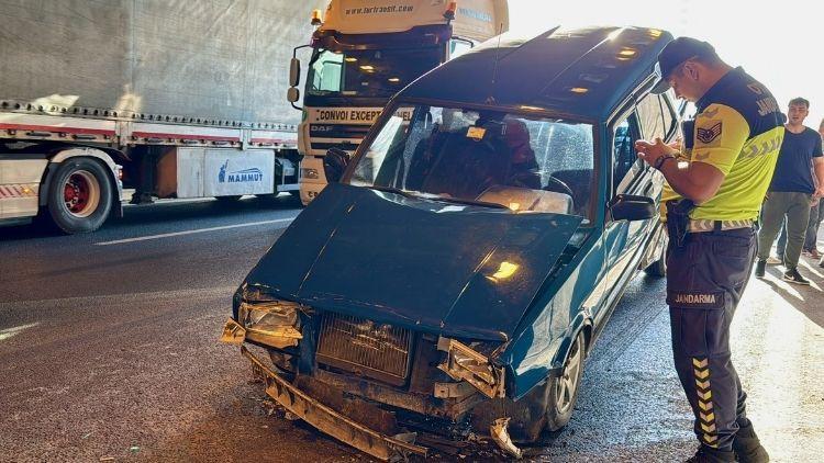 Anadolu Otoyolu'nda ardışık kaza nedeniyle trafik durdu.