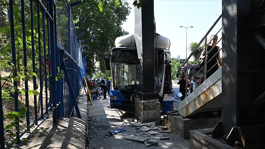 Ankara'da belediye otobüsünün karıştığı kazada 20 kişi yaralandı.