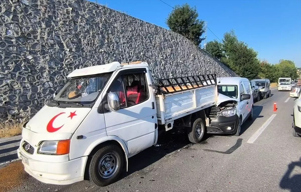 Bafra'da Art arda Gelen Trafik Kazası: 3 Kişi Yaralı