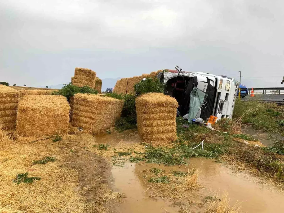 Denizli'de trafik kazasında tır devrildi, şoför yaşamını yitirdi.