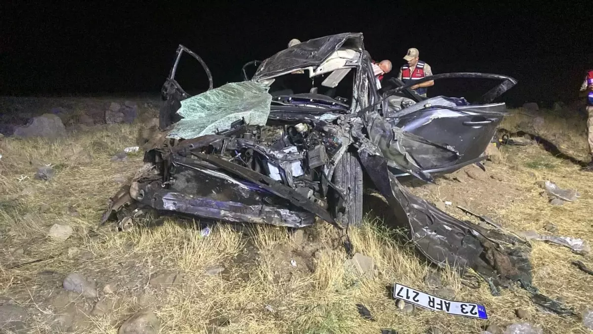 Elazığ'da Araç Kazası: 2 Kişi Hayatını Kaybetti, 3 Kişi Yaralandı.