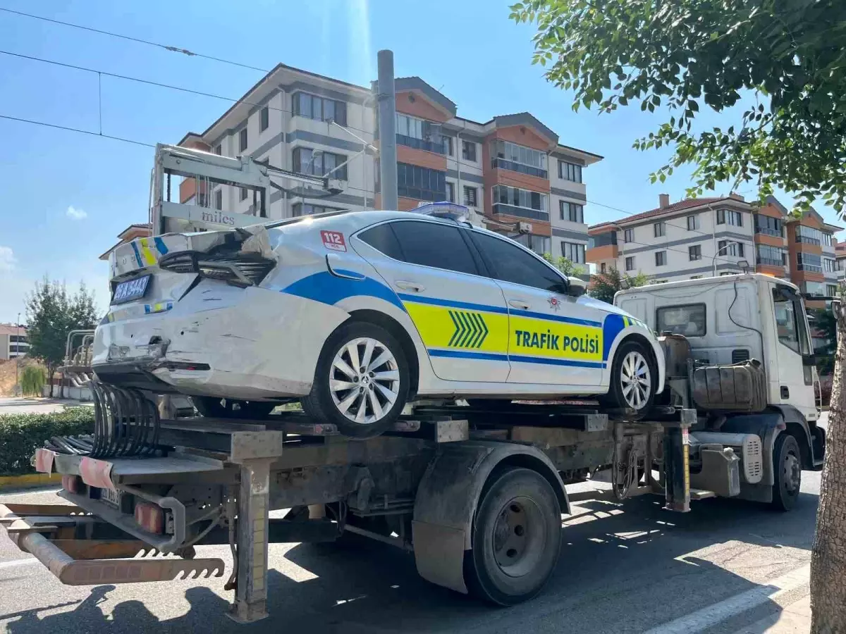 Eskişehir'de trafik polisinin karıştığı kaza sonucu 3 kişi yaralandı.