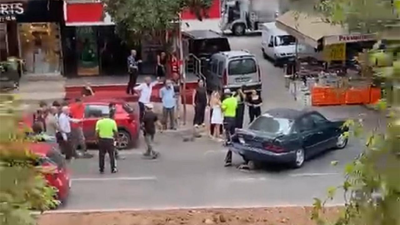 Adana'da Aniden Trafik Durdu! Kaza Görüntüleri Şaşırtıcıydı!
