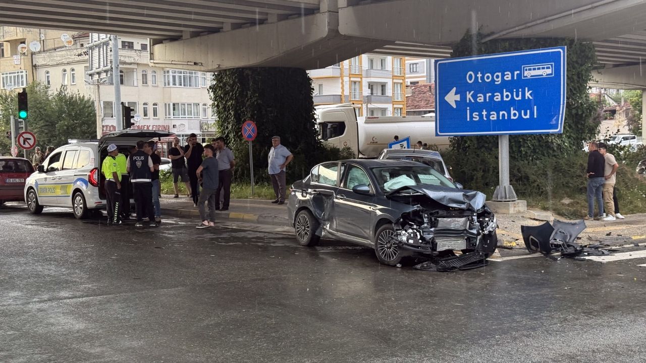 Kastamonu'da ardışık trafik kazasında 5 kişi yaralı.
