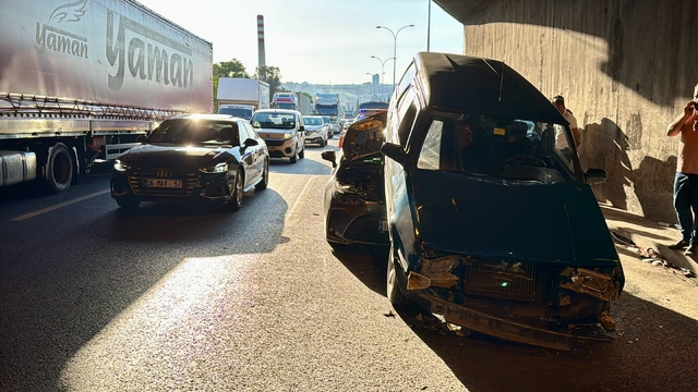 Kocaeli kesiminde zincirleme kaza nedeniyle Anadolu Otoyolu'nda ulaşım durdu.