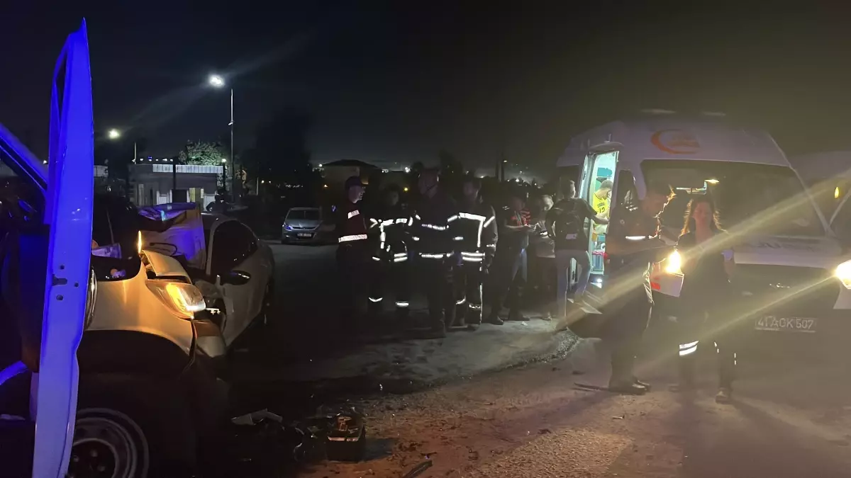 Kocaeli'de Kaza Sonucu 10 Kişi Yaralandı.