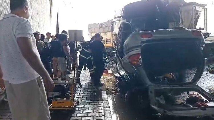 Facia: 3 ölü, 5 yaralı, karşı şeride geçen araç...