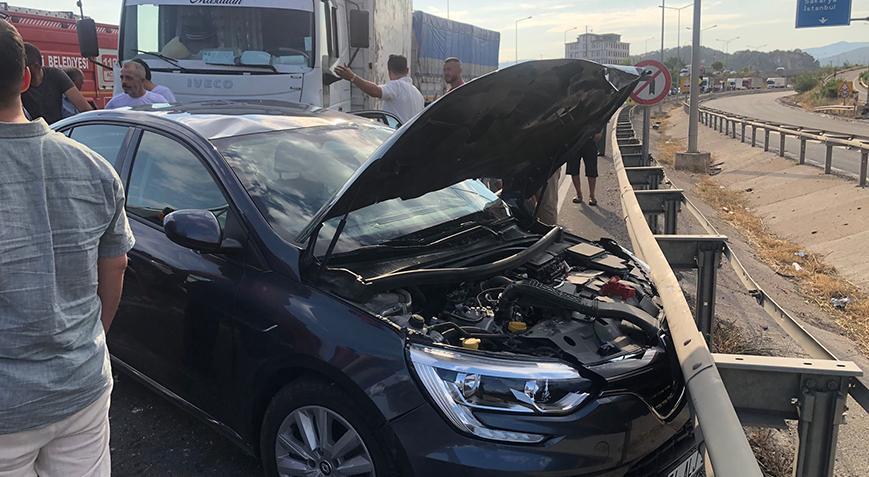 Geyve Belediye Başkanı Yıldız ve 3 kişi kaza geçirdi, yaralandı.