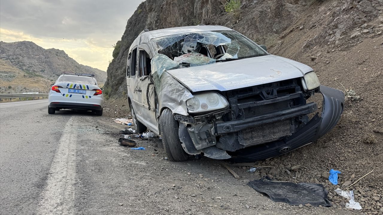 Hakkari-Van Karayolunda Trafik Kazası: 5 Kişi Yaralandı.