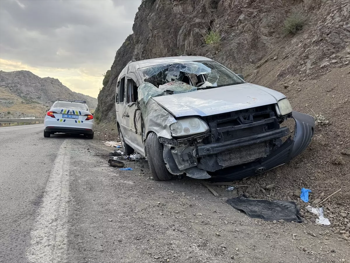Hakkari'de Trafik Kaza: 5 Kişi Yaralandı