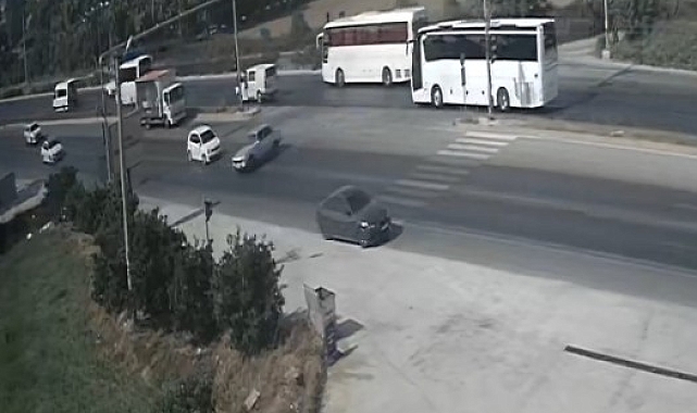 Manavgat'ta aracın U dönüşündeki kaza kamerada görüntülendi.