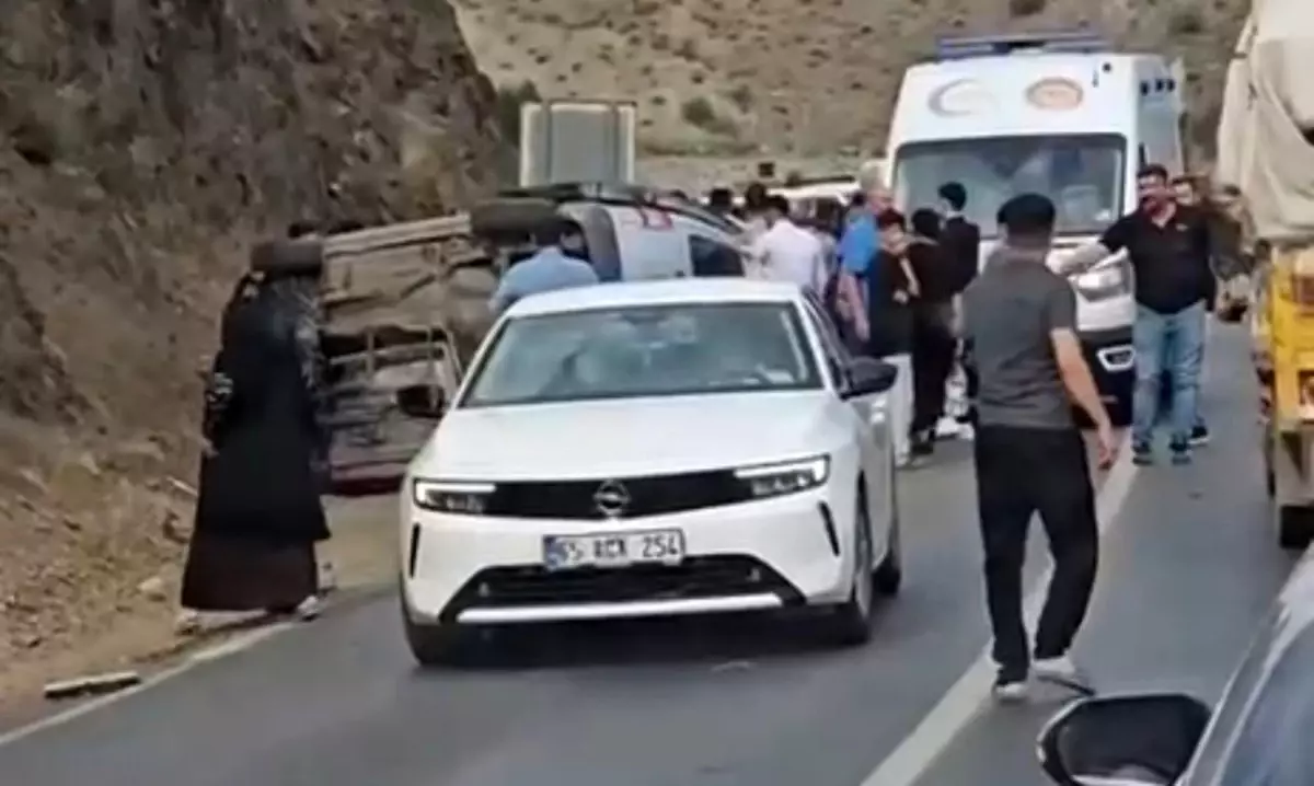 Yüksekova-Van Karayolunda Kaza: 5 Kişi Yaralandı