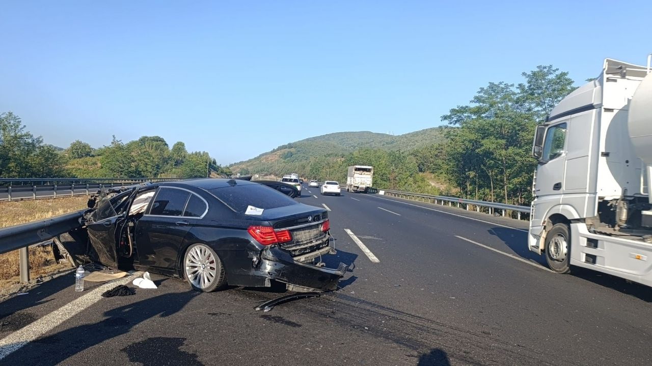 Düzce'de Anadolu Otoyolu'nda Trafik Kaza Sonucu 1'i Ağır, 5 Kişi Yaralandı.