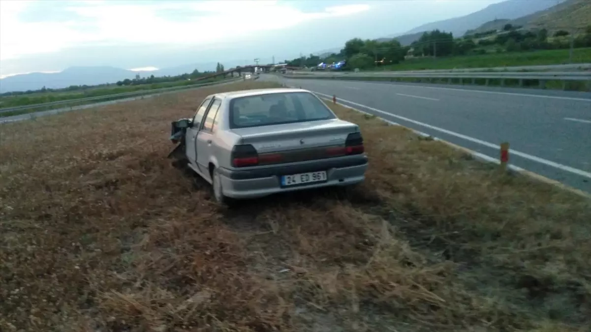Erzincan'da 5 kişinin yaralandığı iki trafik kazası oldu.