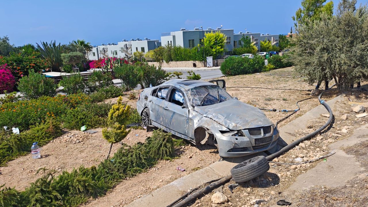 Girne-Tatlısu yolu üzerinde kaza meydana geldi; 4 kişi yaralandı.