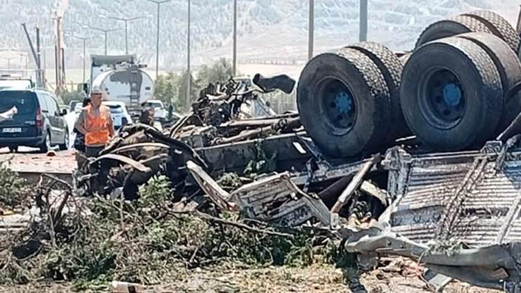 Korkunç kaza sonucu iki kişi yaşamını yitirdi.