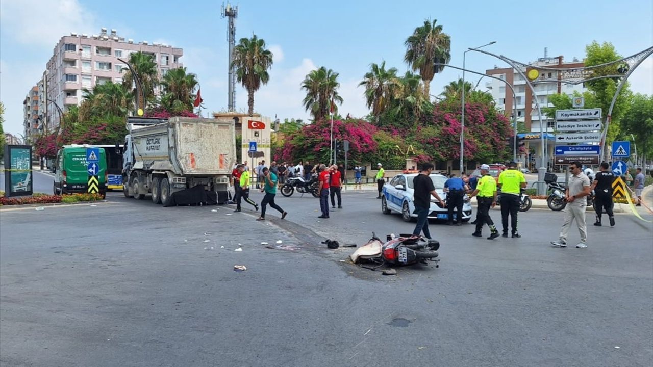 Mersin Tarsus'ta Kamyonla Motosiklet Çarpıştı: 1 Ölü, 1 Yaralı