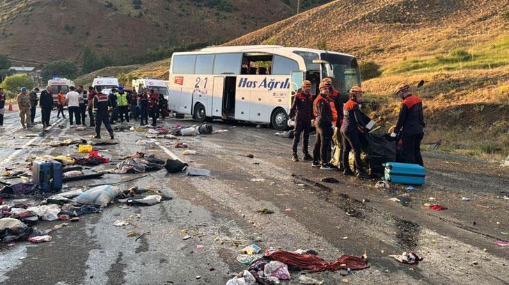 Sivas'ta acı kaza: Otobüs devrildi, 3 ölü, 24 yaralı