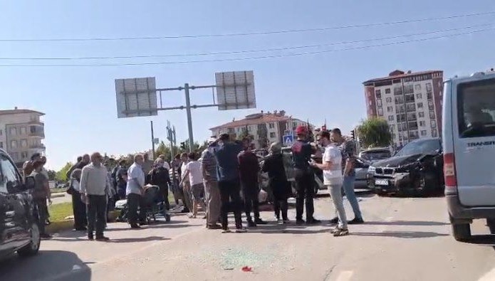 5 araç karıştığı zincirleme trafik kazası