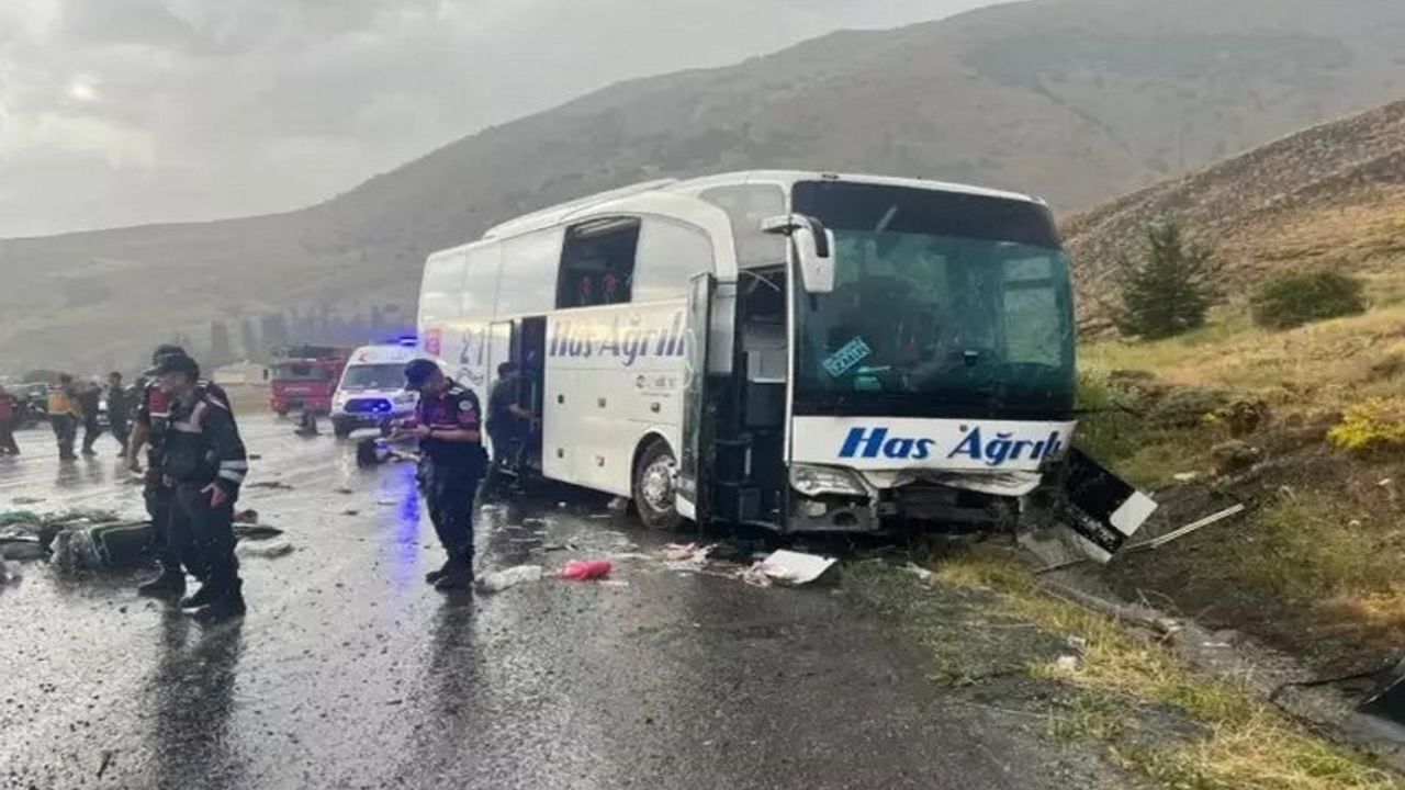 Ağrı'da Yolcu Otobüsü Kazası: 4 Kişi Hayatını Kaybetti, 33 Kişi Yaralandı.