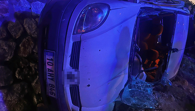 Balıkesir'de zincirleme kaza sonucu 1 kişi hayatını kaybetti, 4 kişi yaralandı.