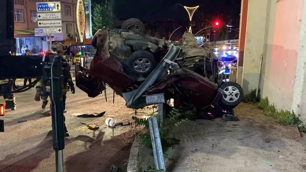 İzmit'te Trafik Faciası: 2 Can Kaybı, 3 Yaralı