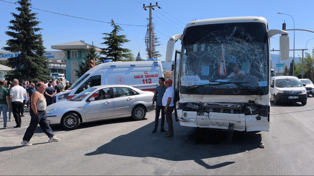 Kütahya'da korkunç kaza: Servis otobüsü ve tanker çarpıştı, 35 kişi yaralandı.